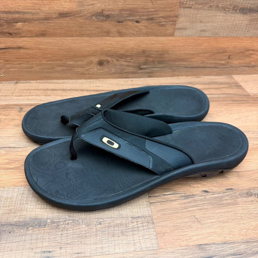 Oakley Mens size 13 Flip Flops Black Thong Slip On Beach Surf Logo Footbed